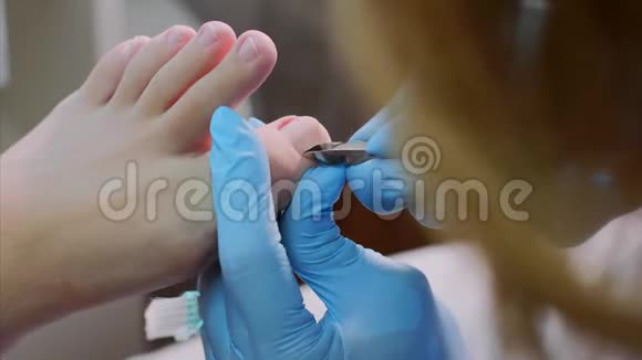 儿科医生用指甲钳切脚趾角质层在美容院做足疗视频的预览图