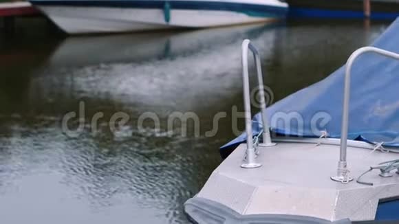白色游艇停泊在停车场的码头视频的预览图