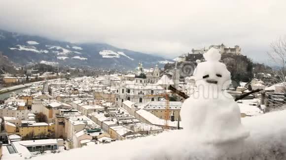 白雪皑皑的萨尔茨堡堡垒的背景雪人视频的预览图