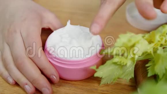 宏观手指从罐子里取出奶油和绿色视频的预览图