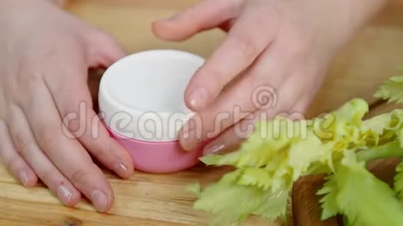 特写双手打开罐子在桌子上拿奶油和绿色视频的预览图