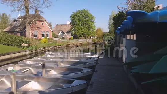 小村庄的小船站小船站在码头上穿过荷兰运河的船视频的预览图