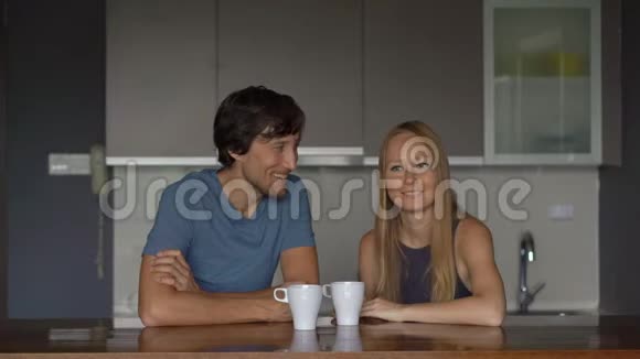 年轻夫妇在厨房里玩得开心笑得开心视频的预览图