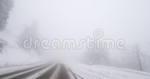驾驶POV个人视角覆盖雪山公路视频的预览图