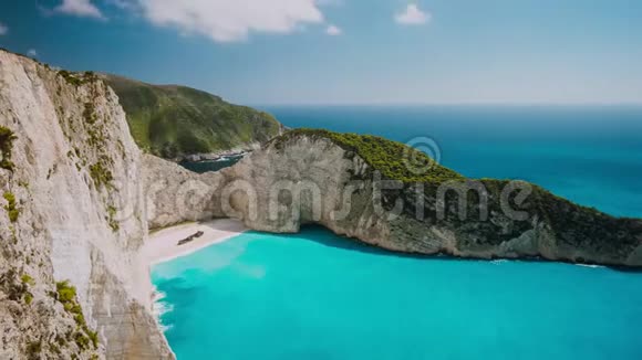 世界著名的纳瓦吉奥海滩时间推移Zakynthos希腊青绿色海水在白色沙滩上翻滚视频的预览图