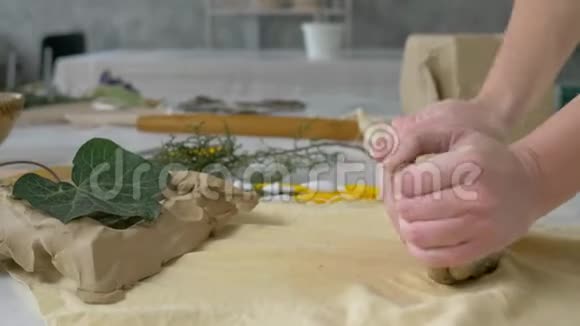 陶工职业用手在制作陶器的工作台上捏泥视频的预览图