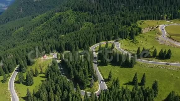 阳光明媚的夏日著名的罗马尼亚山路横贯阿尔皮纳视频的预览图