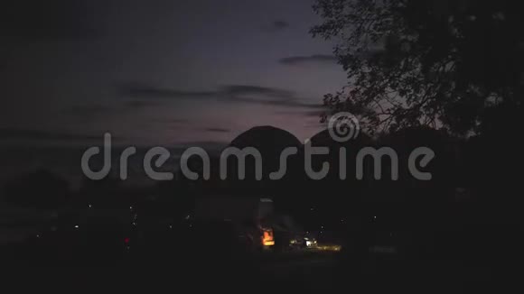 晚上的热空气气球节在那里燃烧丙烷创造一个夜晚的发光视频的预览图