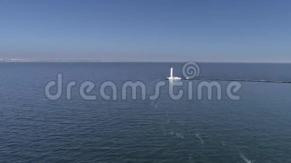 美丽的无人机观景海灯塔在水中蓝天视频的预览图