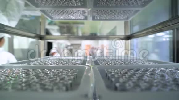 制药业在实验室工作的技术员制药业生产设备药品视频的预览图