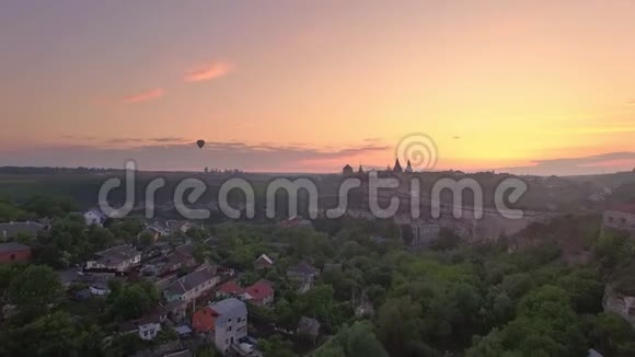 飞越乌克兰KamianetsPodilskyi城堡上空的气球鸟瞰图视频的预览图