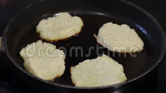 土豆饼用葵花籽油煎锅炸视频的预览图