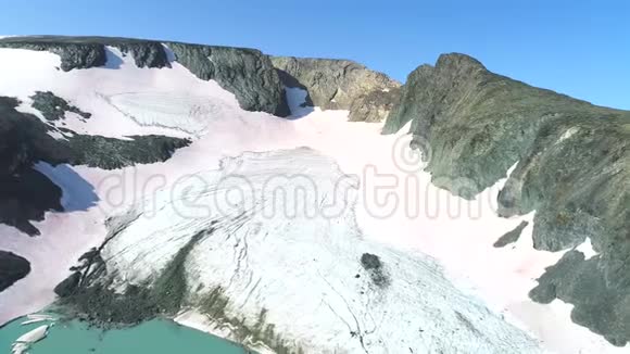 冰川IGAN的全景四架直升机的镜头极地Urals俄罗斯视频的预览图
