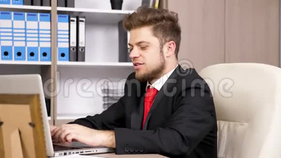 在笔记本电脑上的商人类型然后他举起他的手快乐视频的预览图
