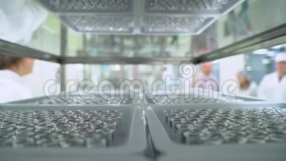 制药业在实验室工作的技术员制药业生产设备药品视频的预览图