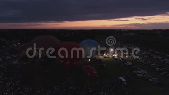 晚上的热空气气球节在那里燃烧丙烷创造一个夜晚的发光视频的预览图