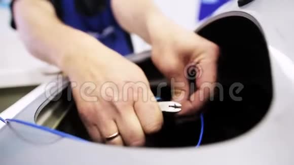镜头显示人的手使用对角线钳子切割蓝色电线视频的预览图