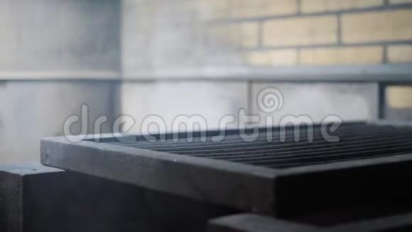 温暖的烤架阿根廷烤架餐厅烧烤炉和烤架准备牛排馆神户牛肉莱贝牛排视频的预览图