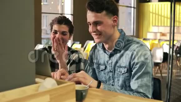 两个有魅力的年轻人一个20的男孩和一个女孩花时间在一起笑着搜索网络视频的预览图