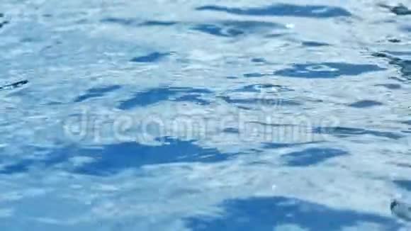 游泳池海洋或海洋的纯透明水的高角度宁静表面视频的预览图