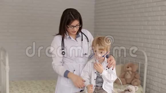 医生和儿童带吸入面罩拇指向上视频的预览图