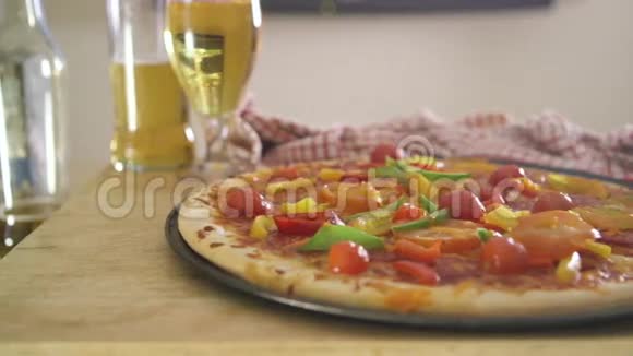 披萨啤酒和电视视频的预览图