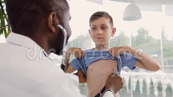 医生用听诊器检查小男孩视频的预览图