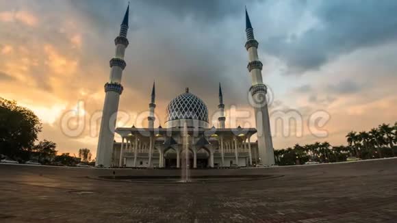 4马来西亚沙阿拉姆雪兰莪州清真寺的K影机时间推移足迹视频的预览图