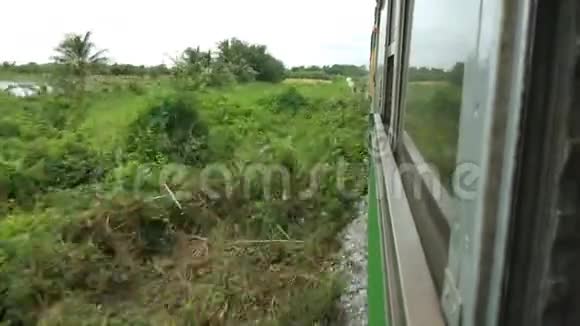 从火车上看到乡村景色视频的预览图