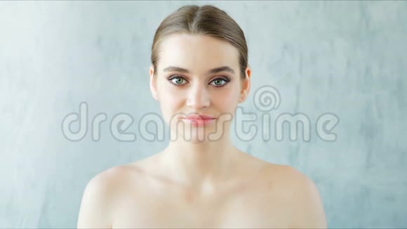 美丽的年轻女人完美的新鲜皮肤看着相机护肤概念视频的预览图