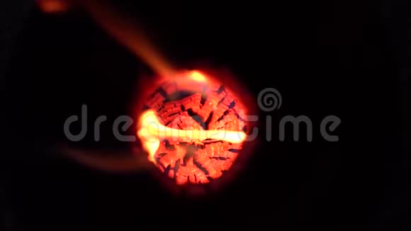 夜间缓慢活动的燃木原木特写视频的预览图