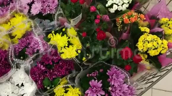 在超市里买花鲜花店里有许多红色粉红色黄色的花束很多五颜六色的花束视频的预览图