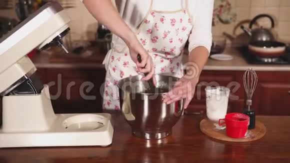 厨师的特写镜头他把奶油和铲子混合在一个大碗里视频的预览图