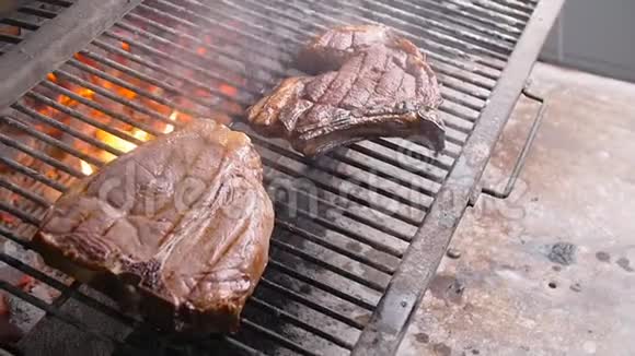 烹饪理念两块烤牛排放在烤架上视频的预览图