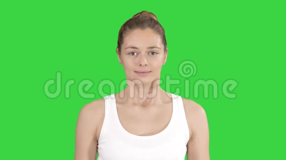 年轻女子在绿色屏幕上做呼吸运动Chroma键视频的预览图