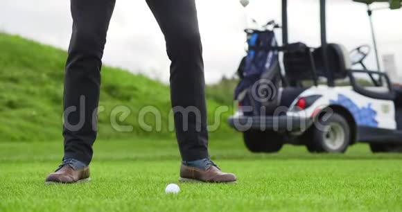 打高尔夫球的商人视频的预览图