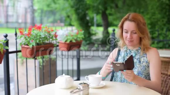 咖啡馆里的女人手里拿着手机喝咖啡朗丁卡女士在用电话做午餐一个女人视频的预览图