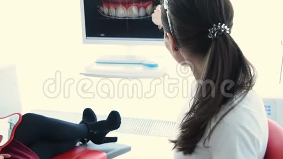 牙医给病人看了他牙齿的快照视频的预览图