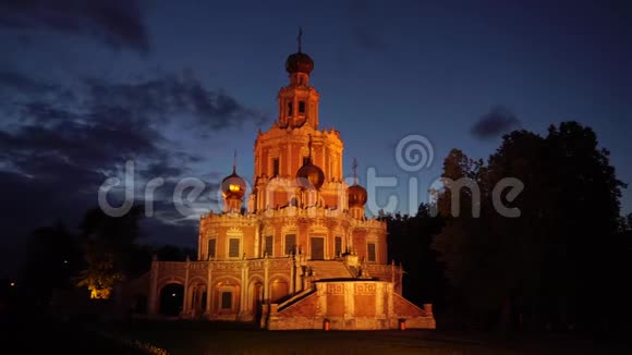 日落时的东正教大教堂全景照亮4K2视频的预览图