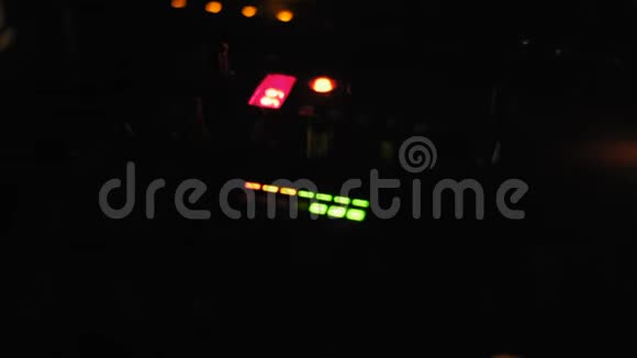 在DJ键盘上特写LED指示灯监测声级视频的预览图
