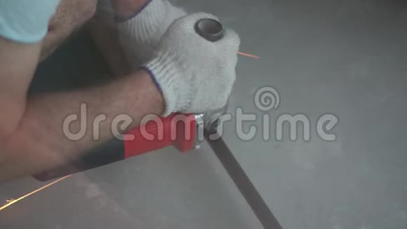 美丽的慢动作修理公寓专业工人研磨金属磨床特写视频的预览图