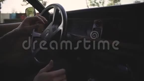 近距离拍摄的男子驾驶汽车视频的预览图