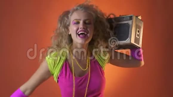 80年代的派对女郎肩上戴着吊臂视频的预览图