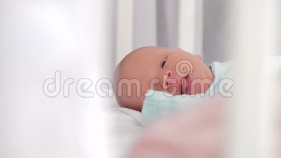 新生婴儿的第一天视频的预览图