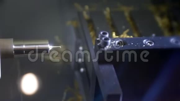 金工铣床在工厂生产精细的黄金细节金属加工的机床金属工件视频的预览图