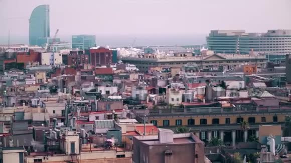 巴塞罗那的屋顶和遥远的海港视频的预览图