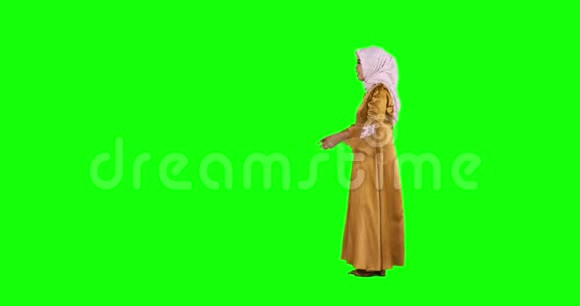 穆斯林母亲在工作室拥抱女儿视频的预览图