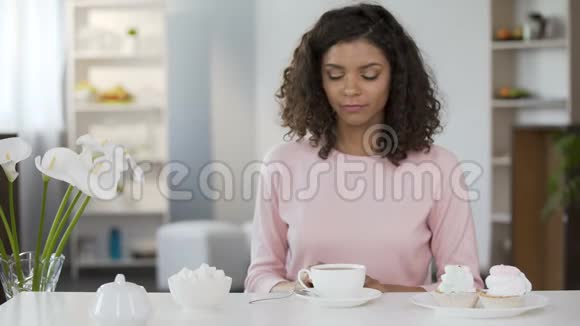 年轻女性在茶杯里加太多糖不健康的生活方式糖尿病视频的预览图