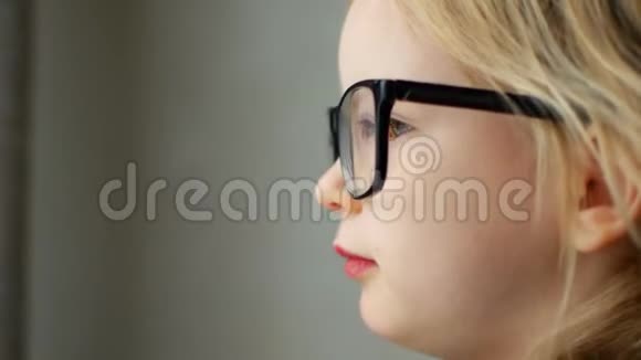 4K眼镜儿童测试新眼镜近视小女孩脸肖像视频的预览图
