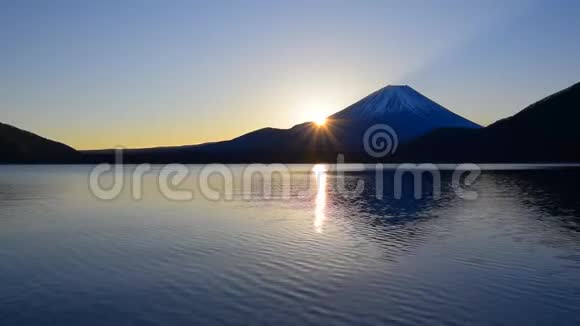 富士山和日出从日本的莫托苏湖全景视频的预览图